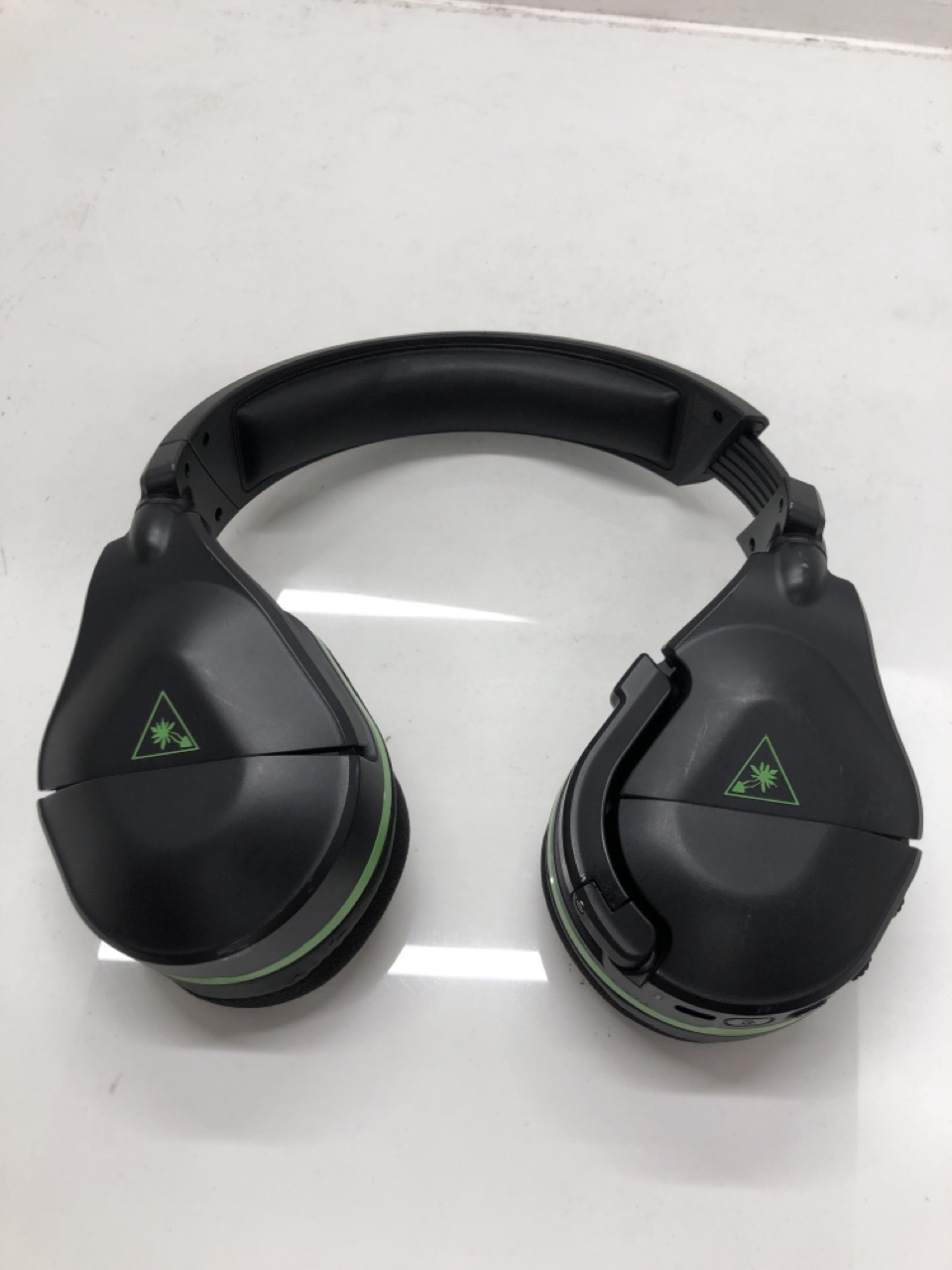 Lot 165  
            Edinburgh SR24 - Delivery Only 

                
1 X BOX OF TECH & GAMIG ITEMS TO INCLUDE X BOX CONTROLLER : LOCATION - B RACK