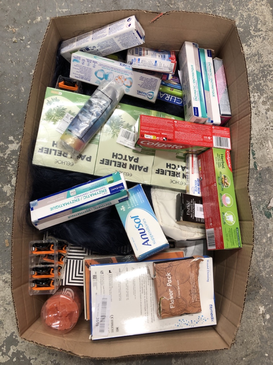 Lot 168  
            Edinburgh SR24 - Delivery Only 

                
QUANTITY OF HEALTH & BEAUTY ITEMS TO INCLUDE SHOPPING SKY NEW COLGATE HERBAL TOOT...