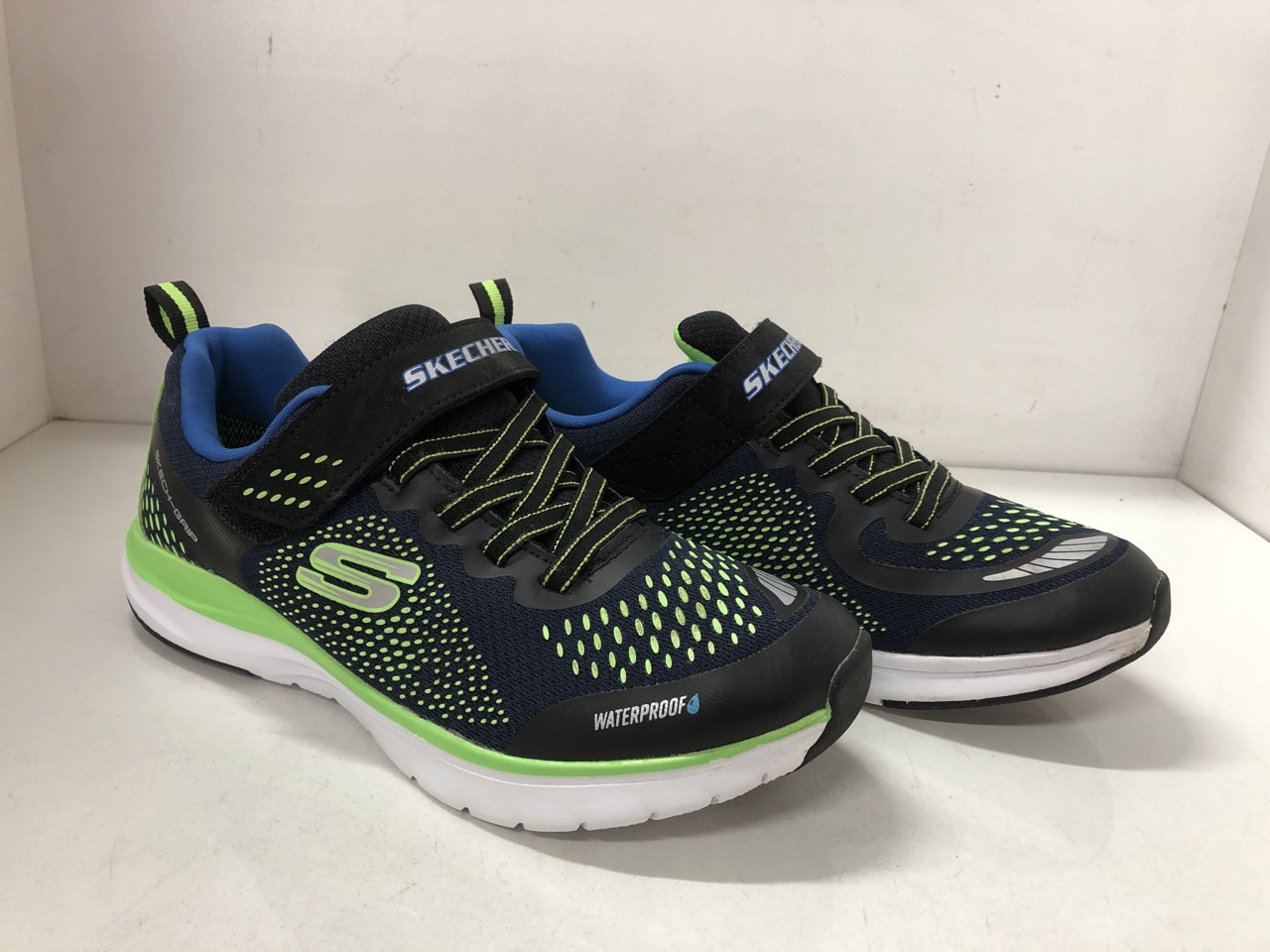 Lot 170  
            Edinburgh SR24 - Delivery Only 

                
SOREL GREEN WINTER BOOTS UK SIZE 7.5 & SKECHERS AQUA SONIK TRAINERS UK SIZE 5 + S...