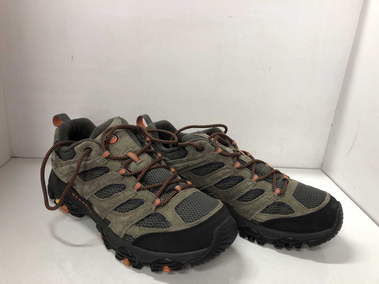 Lot 171  
            Edinburgh SR24 - Delivery Only 

                
MERRELL GREEN HIKING SHOES UK SIZE 10 & KICKERS KICK LO  M CORE BLACK SHOES UK SI...