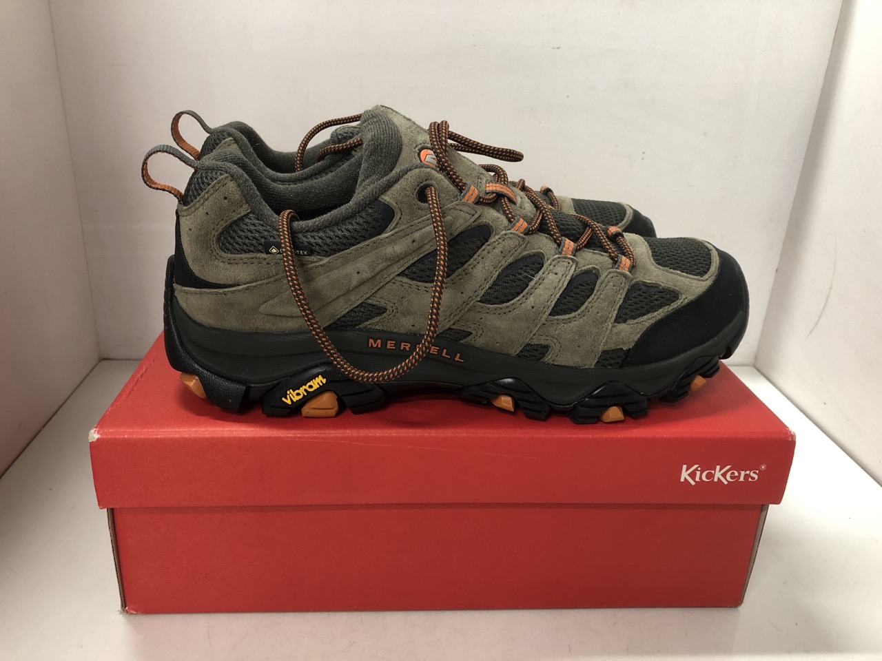 Lot 171  
            Edinburgh SR24 - Delivery Only 

                
MERRELL GREEN HIKING SHOES UK SIZE 10 & KICKERS KICK LO  M CORE BLACK SHOES UK SI...