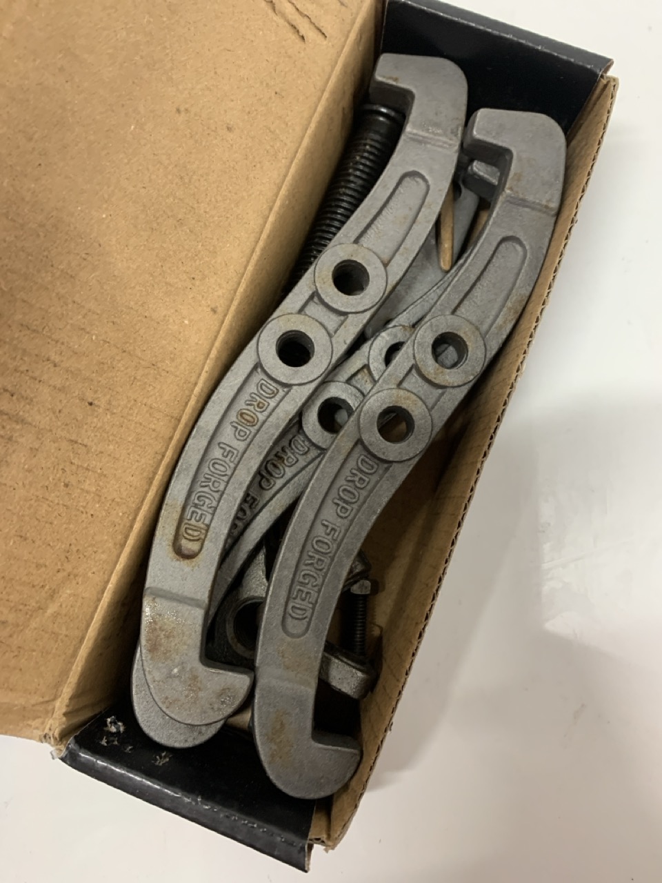 Lot 173  
            Edinburgh SR24 - Delivery Only 

                
QUANTITY OF TOOLS & HOME IMPROVEMENT ITEMS TO INCLUDE THREE JAW PULLER 3": LOCATI...