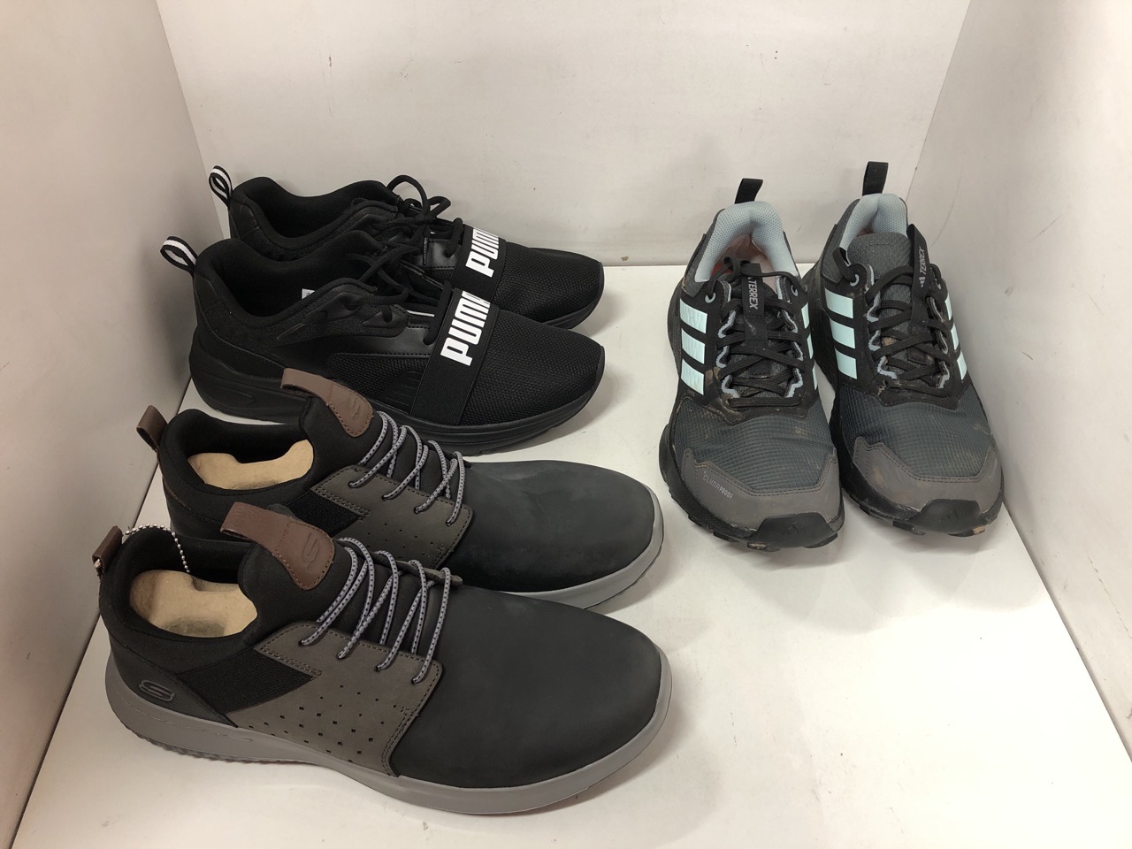Lot 175  
            Edinburgh SR24 - Delivery Only 

                
QUANTITY OF FOOTWEAR TO INCLUDE BLACK PUMA TRAINERS UK SIZE 10.5: LOCATION - C RACK