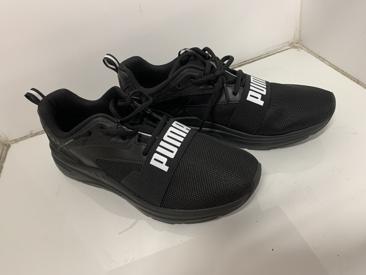 Lot 175  
            Edinburgh SR24 - Delivery Only 

                
QUANTITY OF FOOTWEAR TO INCLUDE BLACK PUMA TRAINERS UK SIZE 10.5: LOCATION - C RACK