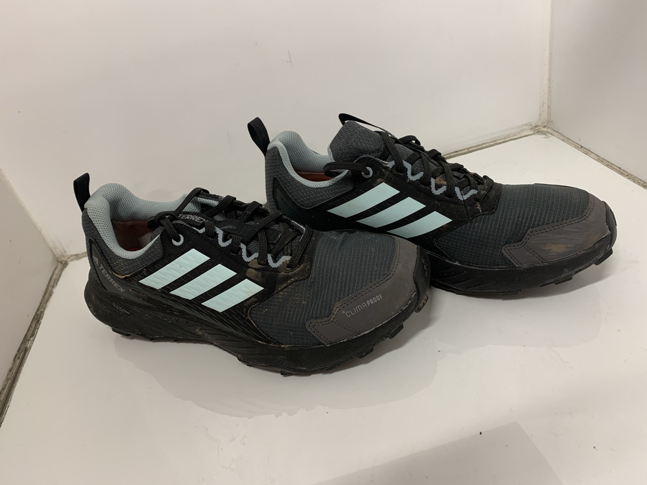 Lot 175  
            Edinburgh SR24 - Delivery Only 

                
QUANTITY OF FOOTWEAR TO INCLUDE BLACK PUMA TRAINERS UK SIZE 10.5: LOCATION - C RACK