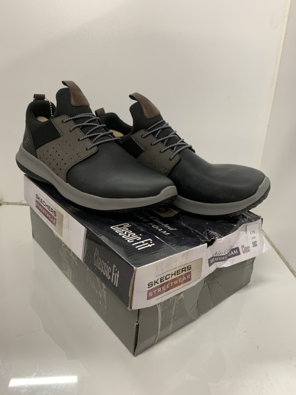 Lot 175  
            Edinburgh SR24 - Delivery Only 

                
QUANTITY OF FOOTWEAR TO INCLUDE BLACK PUMA TRAINERS UK SIZE 10.5: LOCATION - C RACK