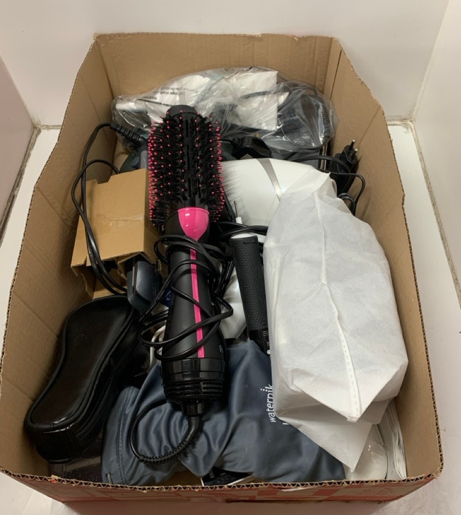 Lot 176  
            Edinburgh SR24 - Delivery Only 

                
QUANTITY OF HEALTH & BEAUTY ITEMS TO INCLUDE REMINGTON HAIR DRYER: LOCATION - C RACK