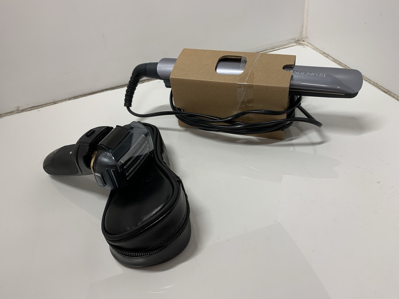 Lot 176  
            Edinburgh SR24 - Delivery Only 

                
QUANTITY OF HEALTH & BEAUTY ITEMS TO INCLUDE REMINGTON HAIR DRYER: LOCATION - C RACK