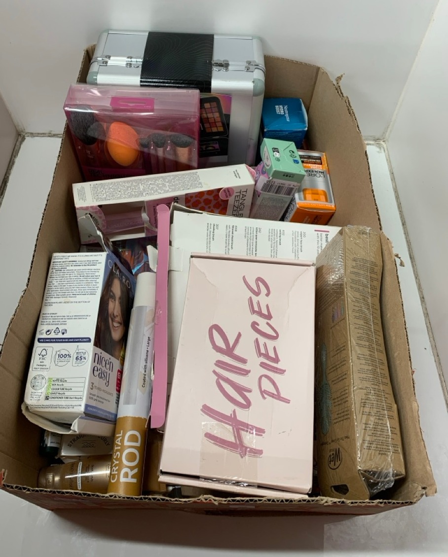 Lot 177  
            Edinburgh SR24 - Delivery Only 

                
QUANTITY OF HEALTH & BEAUTY ITEMS TO INCLUDE REAL TECHNIQUES EVERYDAY ESSENTIALS ...