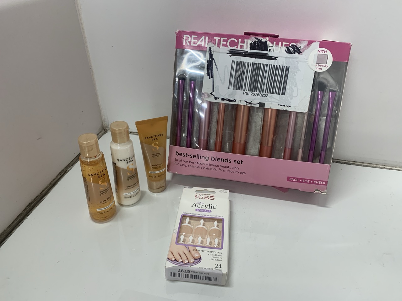 Lot 177  
            Edinburgh SR24 - Delivery Only 

                
QUANTITY OF HEALTH & BEAUTY ITEMS TO INCLUDE REAL TECHNIQUES EVERYDAY ESSENTIALS ...