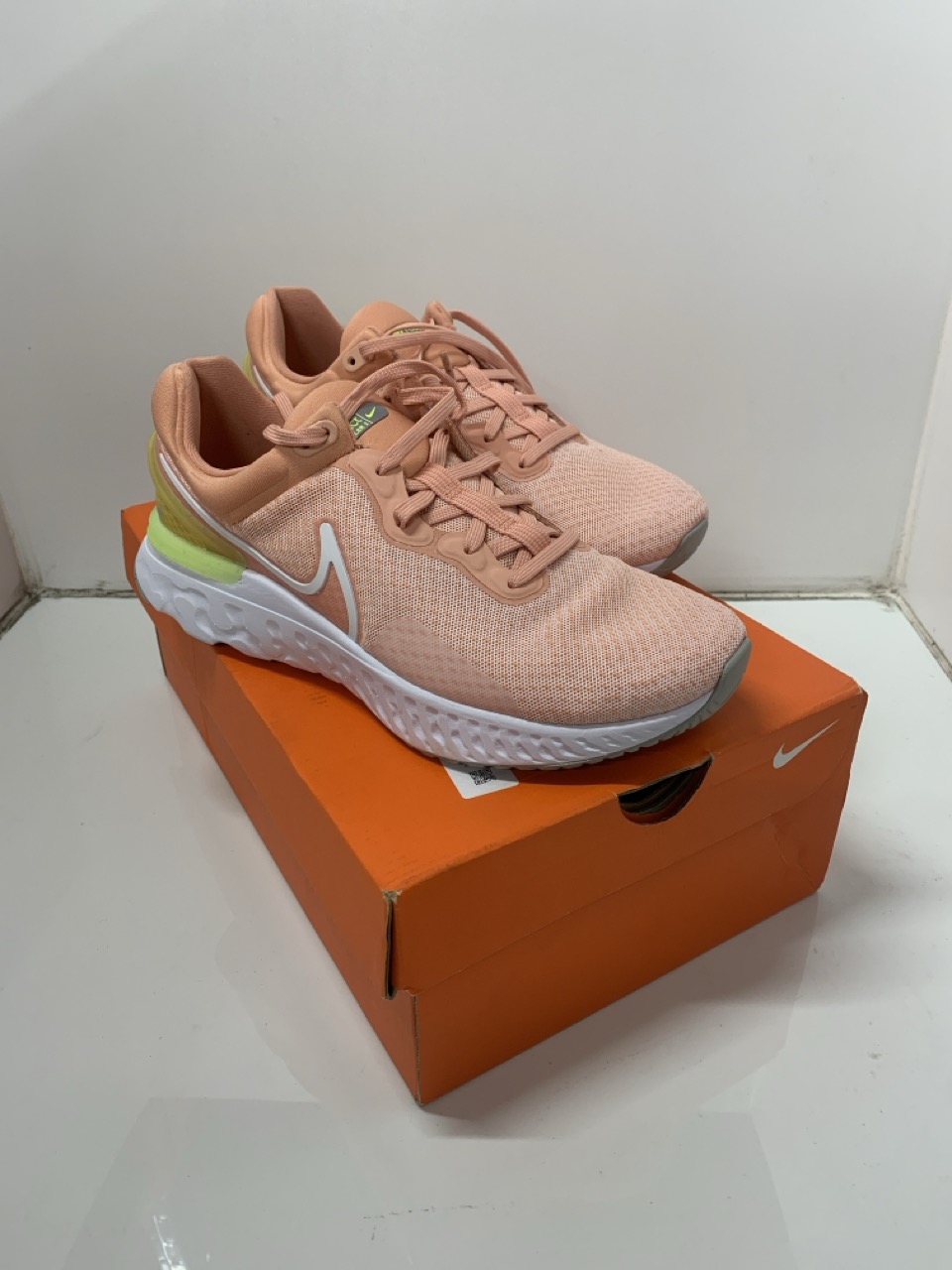 Lot 178  
            Edinburgh SR24 - Delivery Only 

                
NIKE REAT MILER 3 TRAINERS PEACH UK SIZE 6 : LOCATION - C RACK