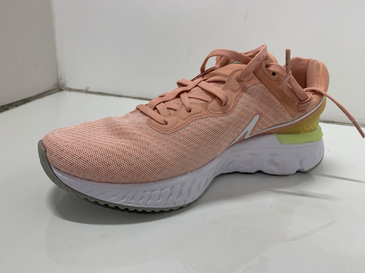 Lot 178  
            Edinburgh SR24 - Delivery Only 

                
NIKE REAT MILER 3 TRAINERS PEACH UK SIZE 6 : LOCATION - C RACK