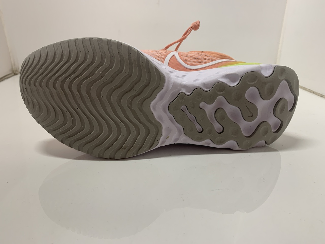 Lot 178  
            Edinburgh SR24 - Delivery Only 

                
NIKE REAT MILER 3 TRAINERS PEACH UK SIZE 6 : LOCATION - C RACK