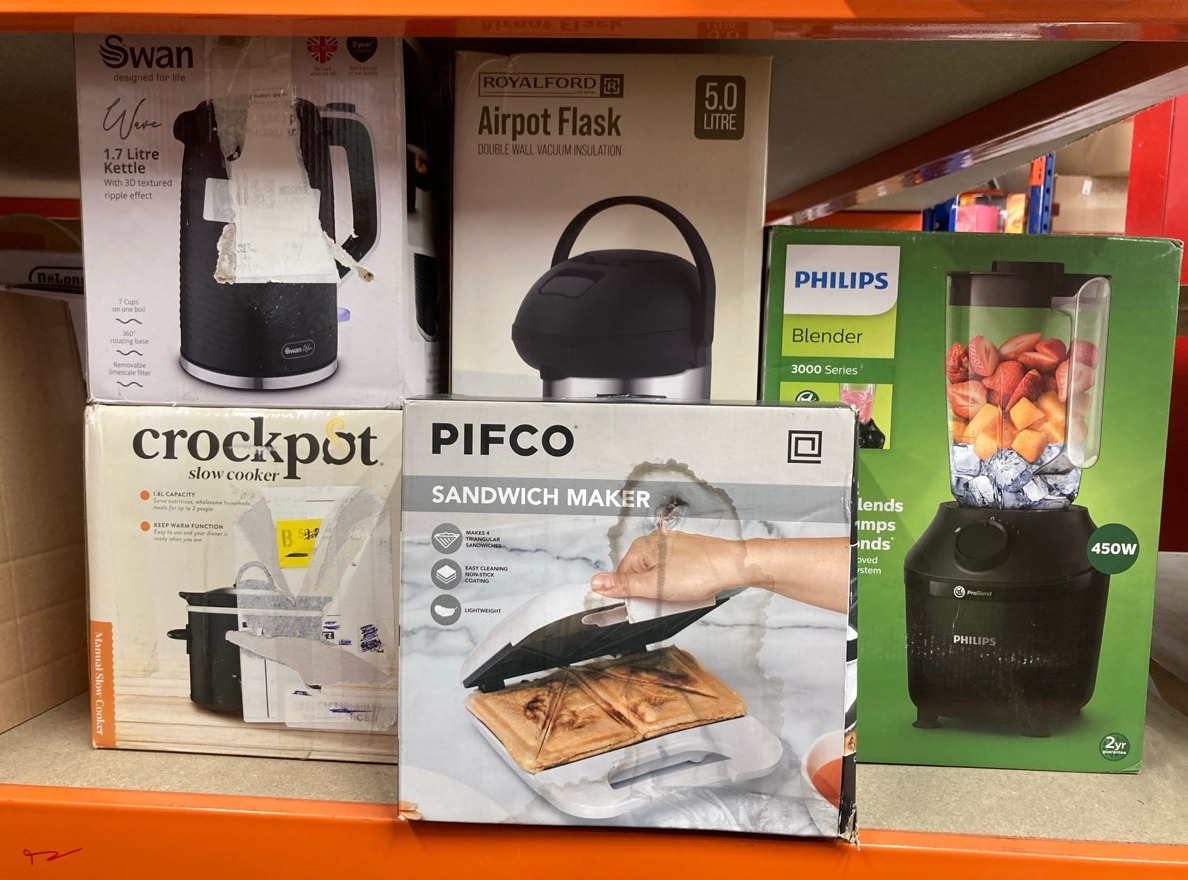 Lot 180  
            Edinburgh SR24 - Delivery Only 

                
QUANTITY OF KITCHEN & APPLIANCES ITEMS TO INCLUDE PIFCO 750W WHITE SANDWICH TOAST...