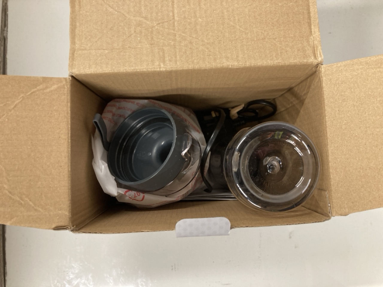 Lot 182  
            Edinburgh SR24 - Delivery Only 

                
QUANTITY OF KITCHEN & APPLIANCES ITEMS TO INCLUDE YASHE 5 IN 1 HANDHELD IMMERSION...