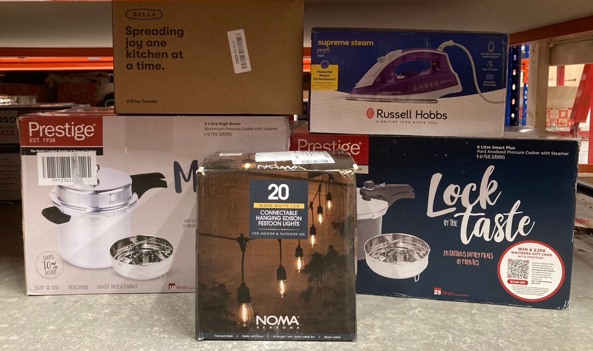 Lot 183  
            Edinburgh SR24 - Delivery Only 

                
QUANTITY OF ITEMS TO INCLUDE NOMA CONNECTABLE DROP FESTOON LIGHTS, 20 SMALL EDISO...