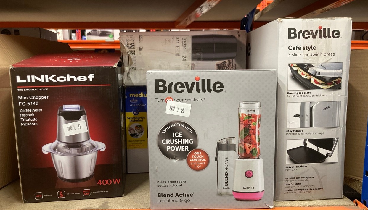 Lot 193  
            Edinburgh SR24 - Delivery Only 

                
QUANTITY OF KITCHEN & APPLIANCES ITEMS TO INCLUDE RUSSELL HOBBS ELECTRIC RICE COO...