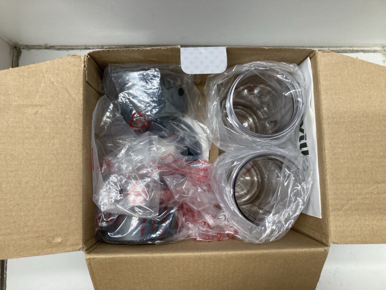 Lot 193  
            Edinburgh SR24 - Delivery Only 

                
QUANTITY OF KITCHEN & APPLIANCES ITEMS TO INCLUDE RUSSELL HOBBS ELECTRIC RICE COO...