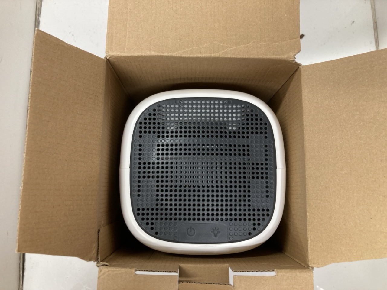 Lot 196  
            Edinburgh SR24 - Delivery Only 

                
QUANTITY OF KITCHEN & APPLIANCES ITEMS TO INCLUDE NUTRIBULLET MAGIC BULLET BLENDE...