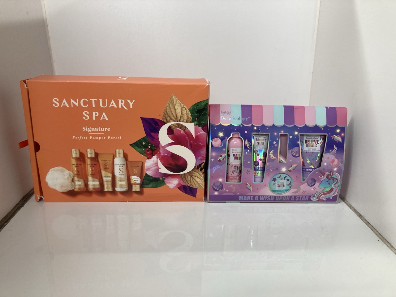 Lot 199  
            Edinburgh SR24 - Delivery Only 

                
QUANTITY OF HEALTH & BEAUTY ITEMS TO INCLUDE SANCTUARY SPA SIGNATURE PERFECT PAMP...