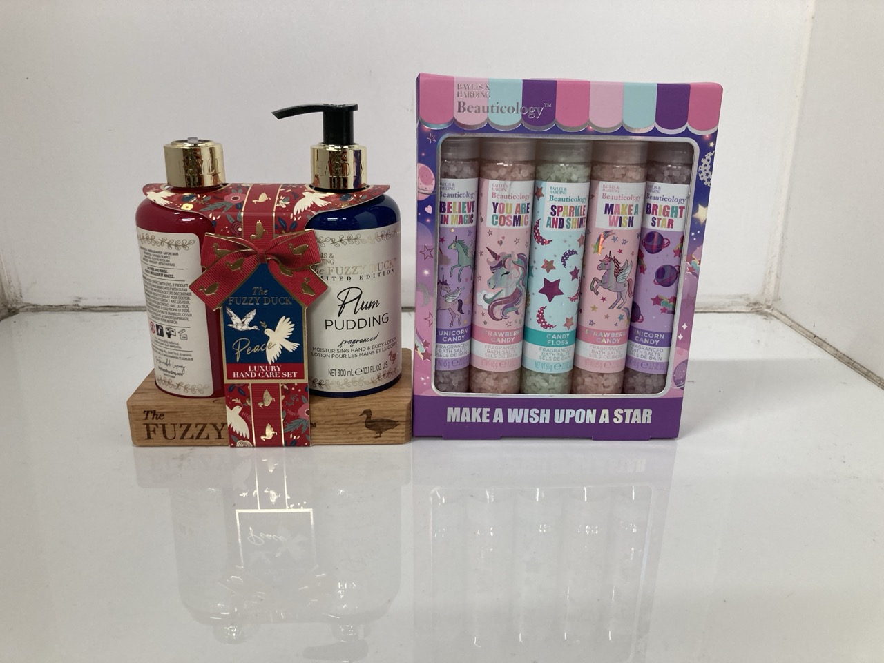 Lot 199  
            Edinburgh SR24 - Delivery Only 

                
QUANTITY OF HEALTH & BEAUTY ITEMS TO INCLUDE SANCTUARY SPA SIGNATURE PERFECT PAMP...