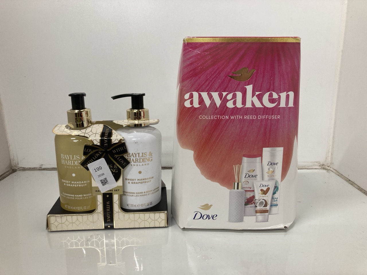 Lot 199  
            Edinburgh SR24 - Delivery Only 

                
QUANTITY OF HEALTH & BEAUTY ITEMS TO INCLUDE SANCTUARY SPA SIGNATURE PERFECT PAMP...