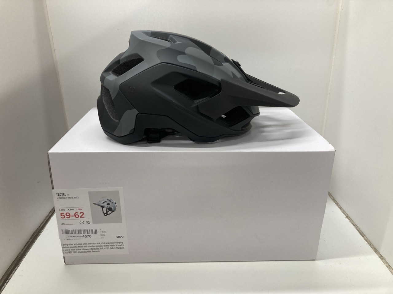 Lot 201  
            Edinburgh SR24 - Delivery Only 

                
POC TECTAL HYDROGEN WHITE MATT HELMET SIZE L & FOX BLACK CYCLING HELMET SIZE M : ...