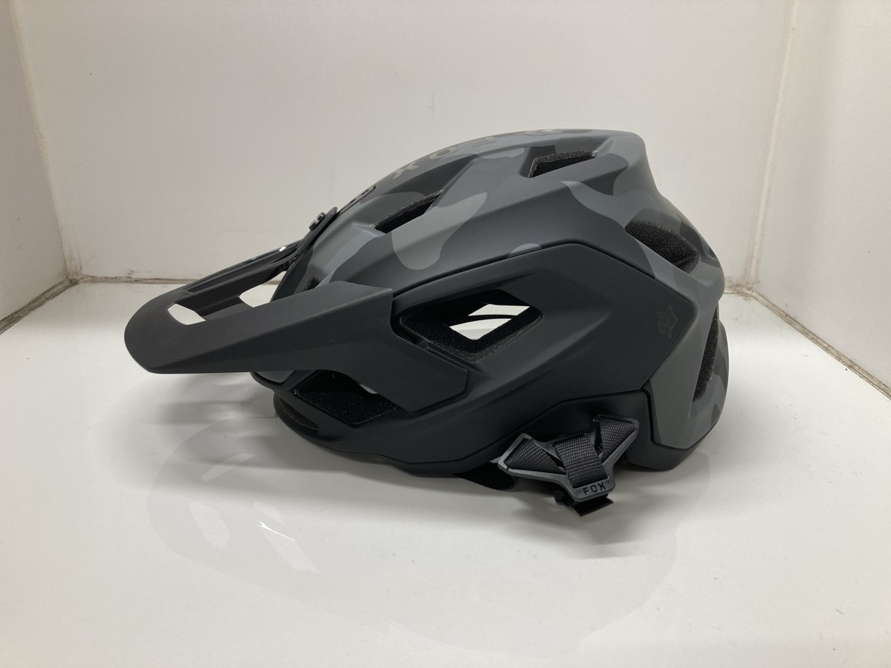 Lot 201  
            Edinburgh SR24 - Delivery Only 

                
POC TECTAL HYDROGEN WHITE MATT HELMET SIZE L & FOX BLACK CYCLING HELMET SIZE M : ...