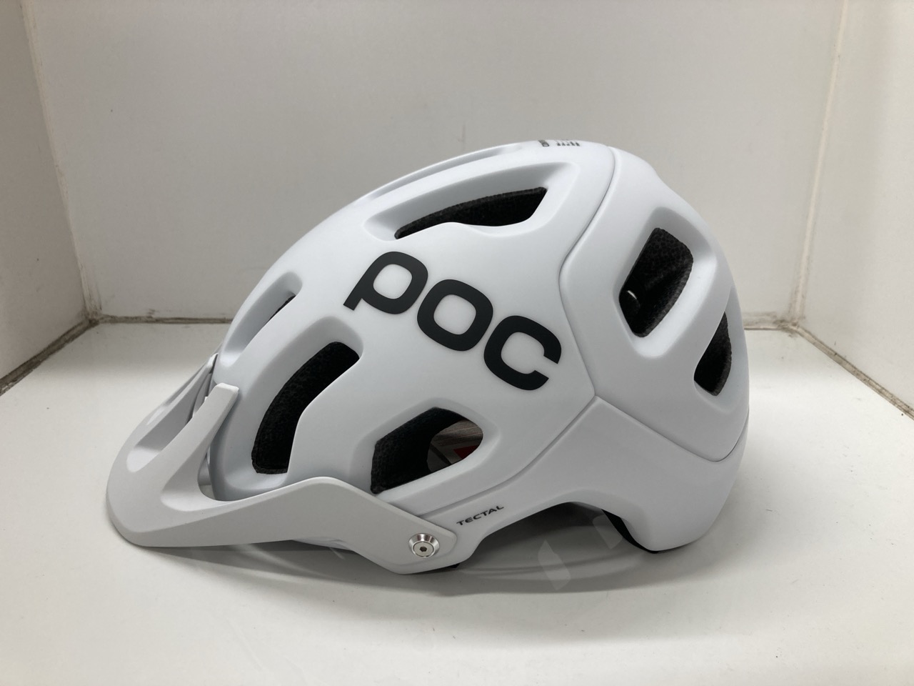 Lot 201  
            Edinburgh SR24 - Delivery Only 

                
POC TECTAL HYDROGEN WHITE MATT HELMET SIZE L & FOX BLACK CYCLING HELMET SIZE M : ...