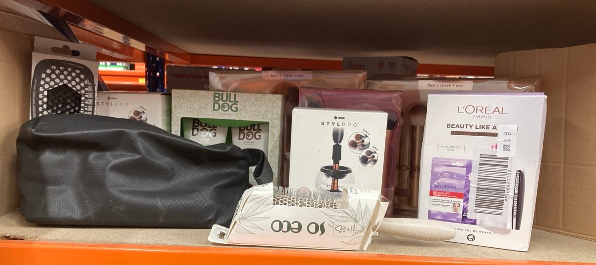 Lot 204  
            Edinburgh SR24 - Delivery Only 

                
QUANTITY OF HEALTH & BEAUTY ITEMS TO INCLUDE REAL TECHNIQUES AU NATURALE MAKEUP B...