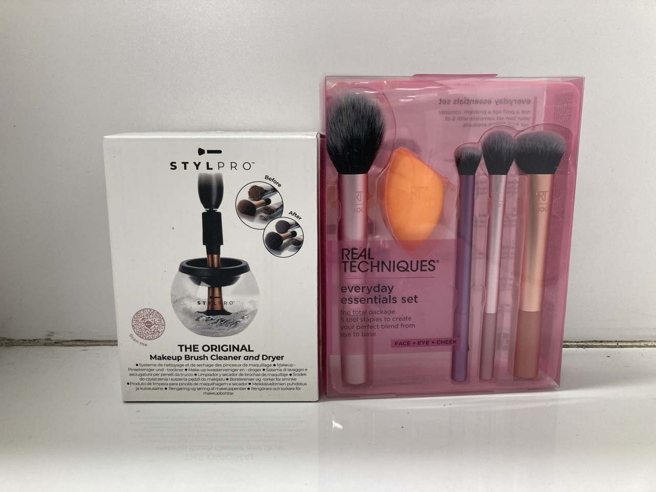 Lot 204  
            Edinburgh SR24 - Delivery Only 

                
QUANTITY OF HEALTH & BEAUTY ITEMS TO INCLUDE REAL TECHNIQUES AU NATURALE MAKEUP B...