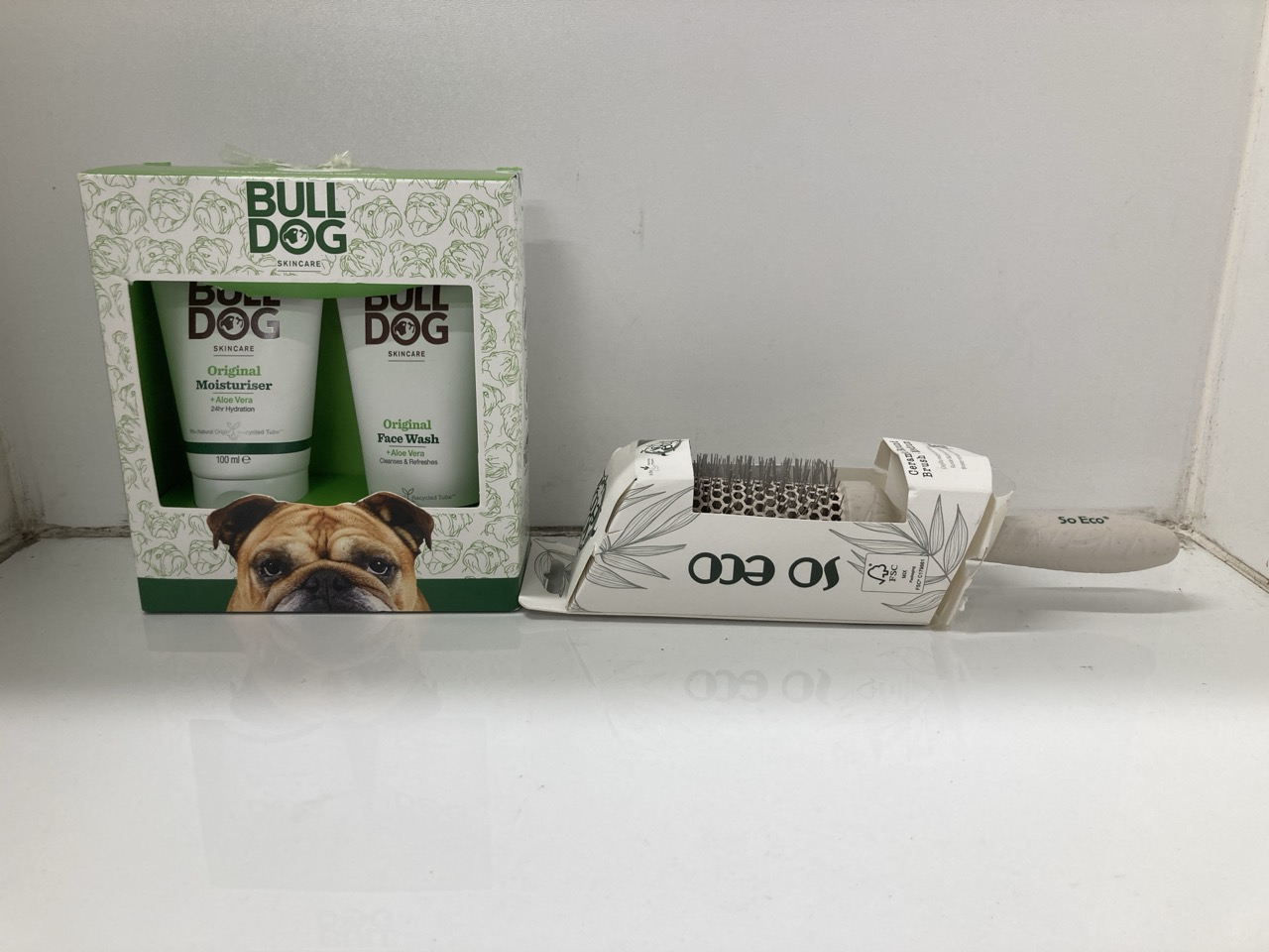 Lot 204  
            Edinburgh SR24 - Delivery Only 

                
QUANTITY OF HEALTH & BEAUTY ITEMS TO INCLUDE REAL TECHNIQUES AU NATURALE MAKEUP B...