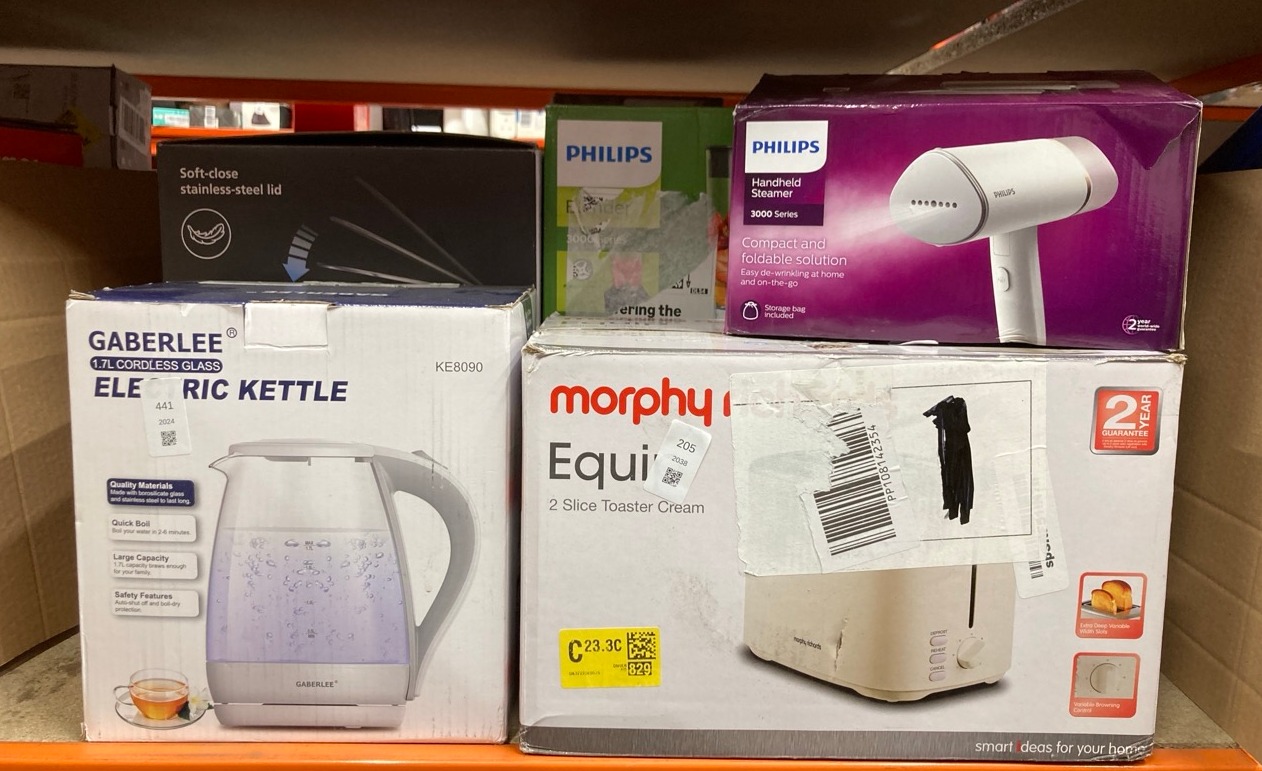 Lot 205  
            Edinburgh SR24 - Delivery Only 

                
QUANTITY OF KITCHEN & APPLIANCES ITEMS TO INCLUDE MORPHY RICHARDS EQUIP 2 SLICE T...