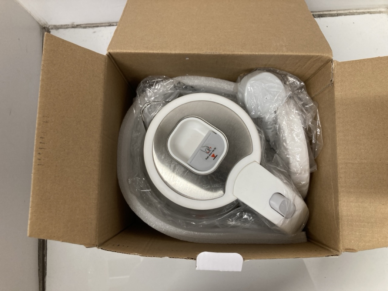 Lot 205  
            Edinburgh SR24 - Delivery Only 

                
QUANTITY OF KITCHEN & APPLIANCES ITEMS TO INCLUDE MORPHY RICHARDS EQUIP 2 SLICE T... - Image 4