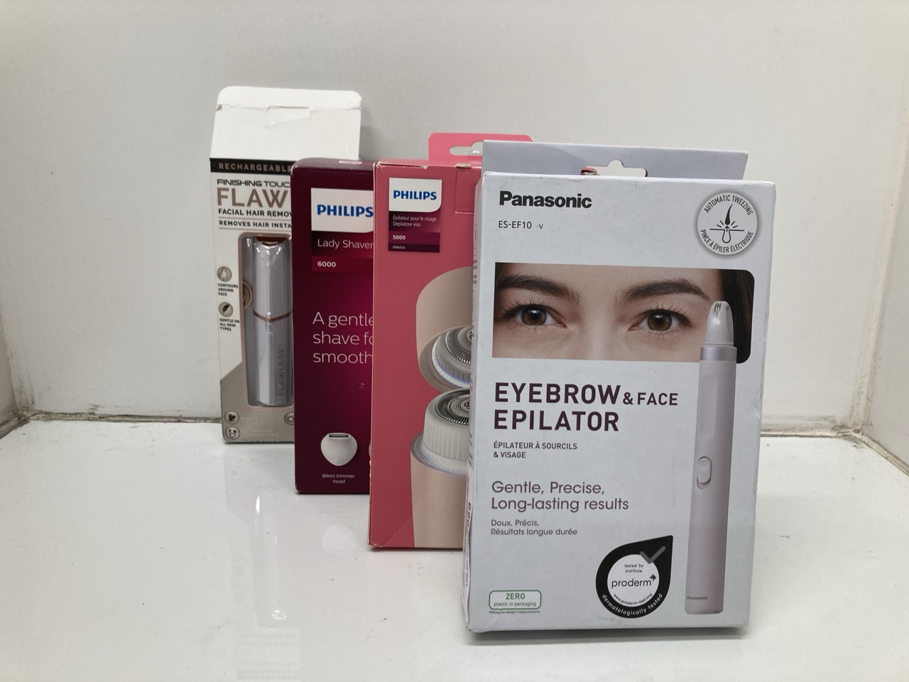 Lot 211  
            Edinburgh SR24 - Delivery Only 

                
QUANTITY OF HEALTH & BEAUTY ITEMS TO INCLUDE PHILIPS LADY SHAVER SERIES 6000 WIRE...