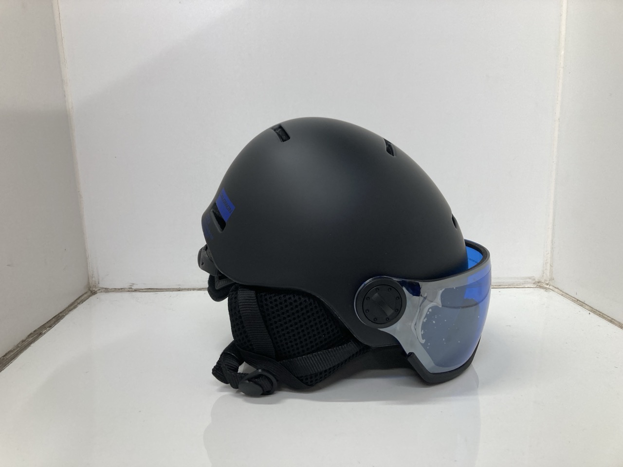 Lot 213  
            Edinburgh SR24 - Delivery Only 

                
SALOMON HUSK JUNIOR MIPS WHITE SIZE S & SALOMON ORKA VISOR BLACK SIZE S : LOCATIO... - Image 2