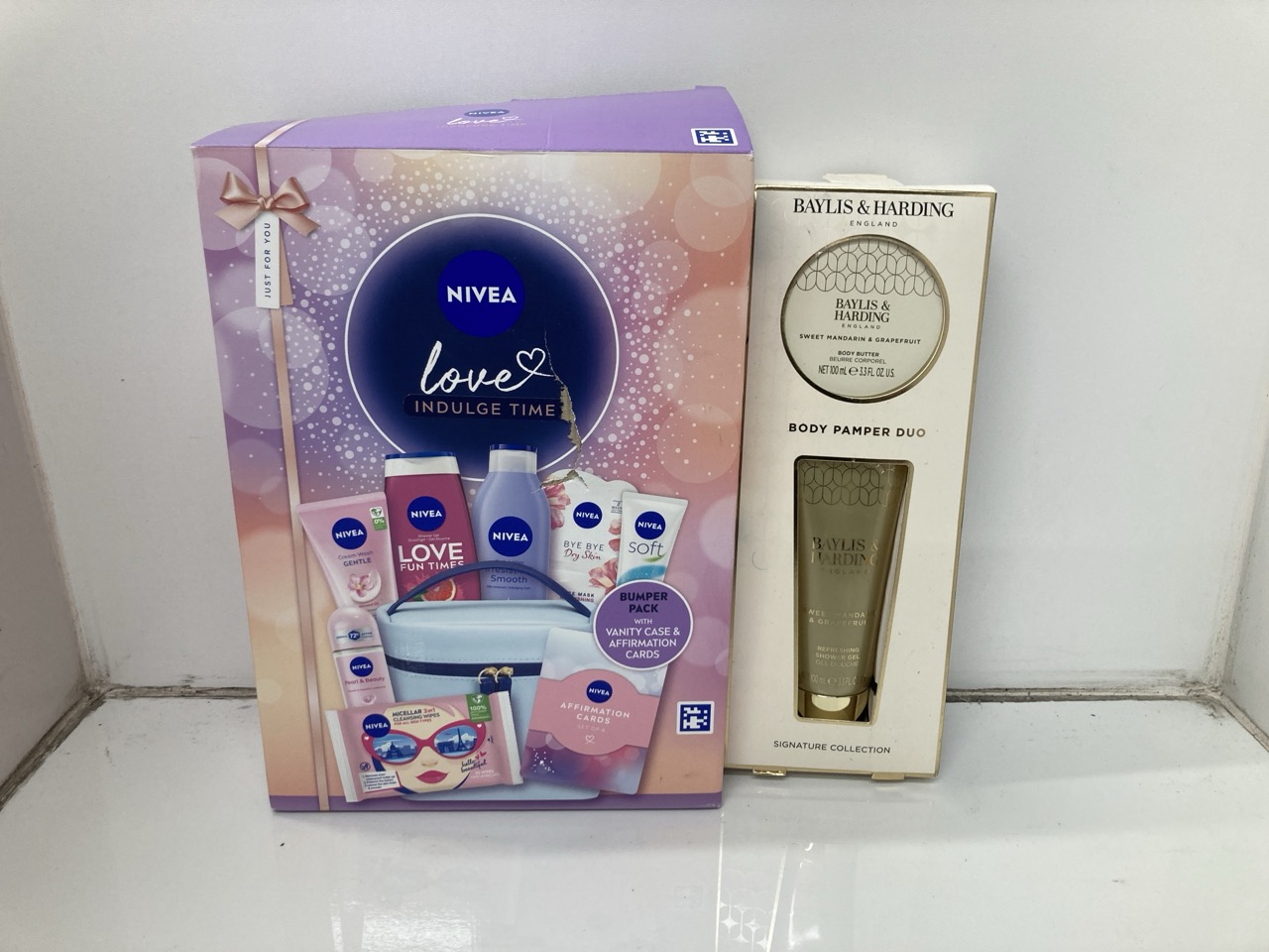 Lot 215  
            Edinburgh SR24 - Delivery Only 

                
QUANTITY OF HEALTH & BEAUTY ITEMS TO INCLUDE BAYLIS & HARDING SWEET MANDARIN & GR... - Image 2