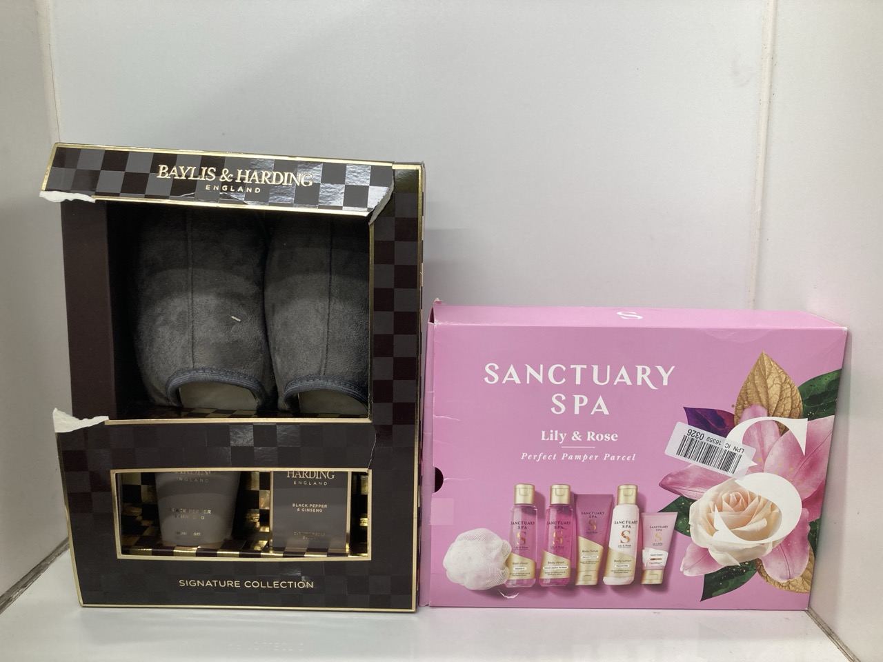 Lot 215  
            Edinburgh SR24 - Delivery Only 

                
QUANTITY OF HEALTH & BEAUTY ITEMS TO INCLUDE BAYLIS & HARDING SWEET MANDARIN & GR... - Image 3