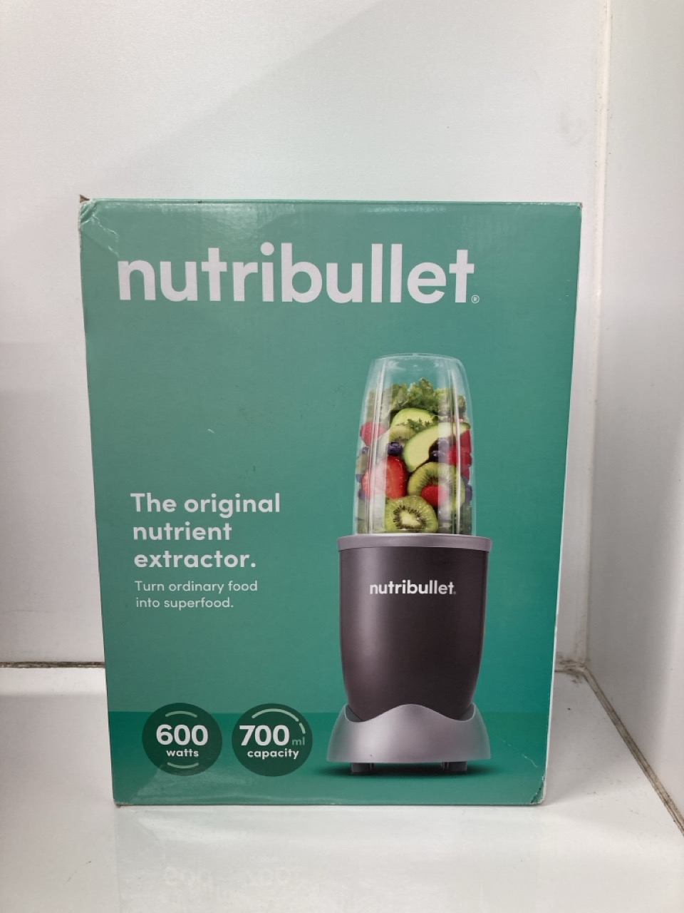 Lot 221  
            Edinburgh SR24 - Delivery Only 

                
QUANTITY OF KITCHEN & APPLIANCES ITEMS TO INCLUDE NUTRIBULLET BLENDER 600 SERIES ... - Image 2