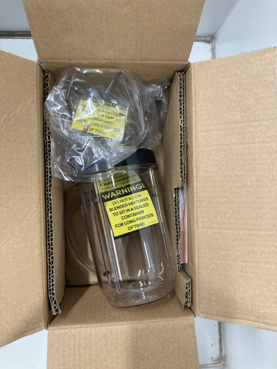 Lot 221  
            Edinburgh SR24 - Delivery Only 

                
QUANTITY OF KITCHEN & APPLIANCES ITEMS TO INCLUDE NUTRIBULLET BLENDER 600 SERIES ... - Image 4