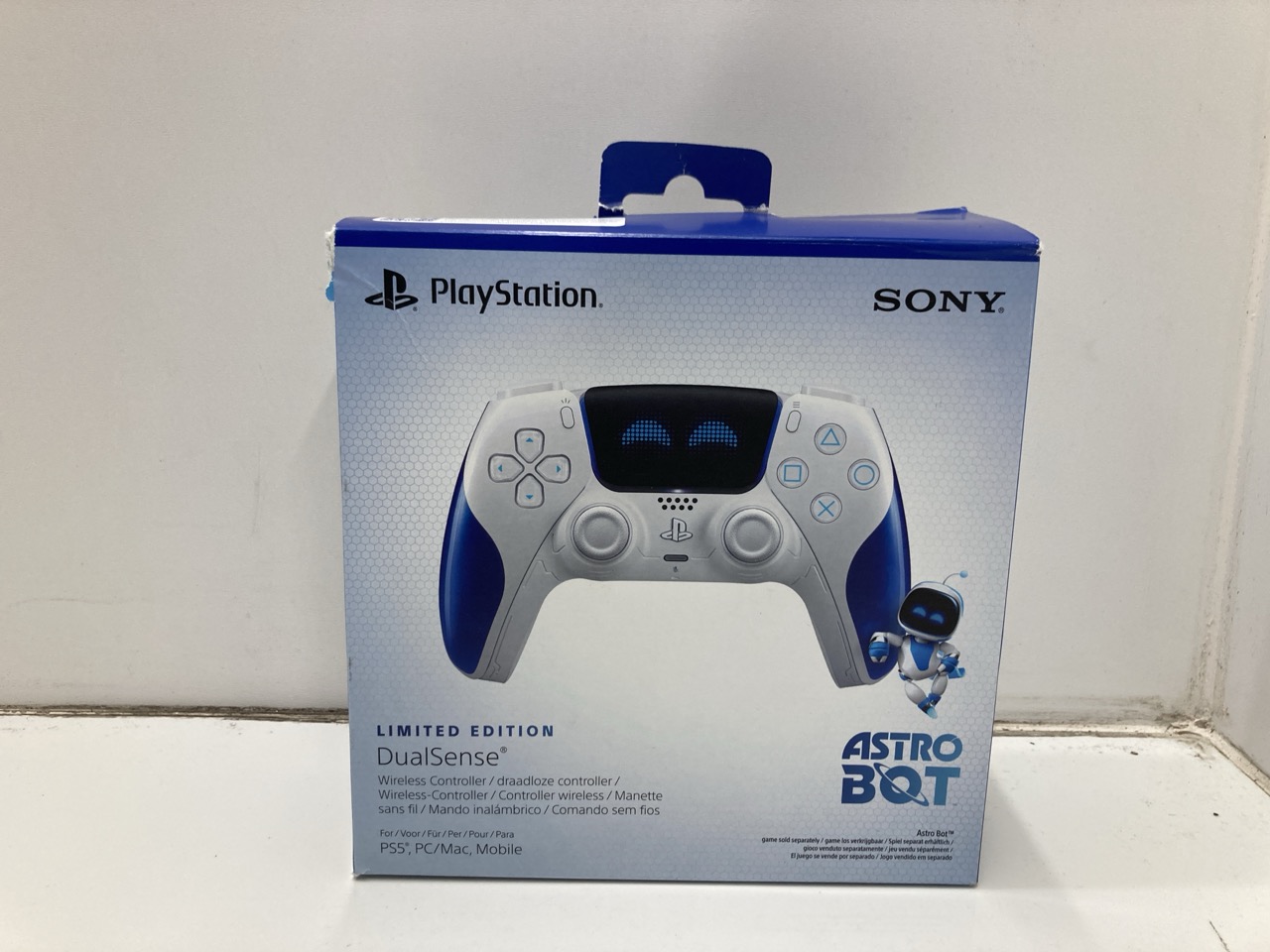 Lot 223  
            Edinburgh SR24 - Delivery Only 

                
QUANTITY OF TECH & GAMING ITEMS TO INCLUDE 8BITDO ULTIMATE 2 BLUETOOTH CONTROLLER... - Image 2