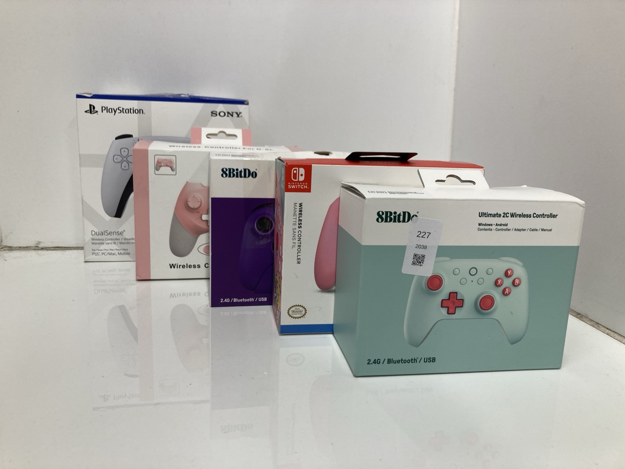 Lot 227  
            Edinburgh SR24 - Delivery Only 

                
QUANTITY OF TECH & GAMING ITEMS TO INCLUDE POWERA WIRELESS CONTROLLER FOR NINTEND...