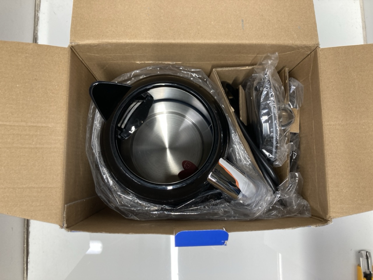 Lot 231  
            Edinburgh SR24 - Delivery Only 

                
QUANTITY OF KITCHEN & APPLIANCES ITEMS TO INCLUDE SWAN SK33020BLKN AUTOMATIC MILK...