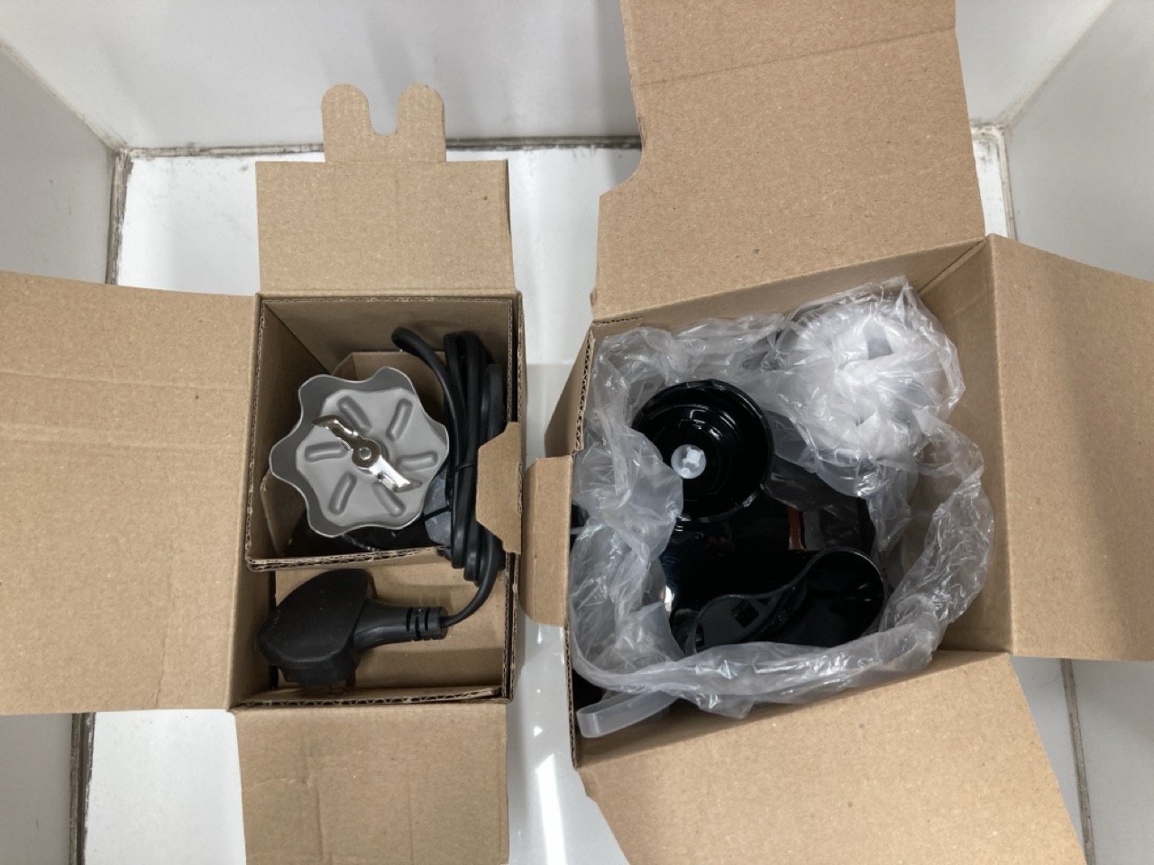 Lot 234  
            Edinburgh SR24 - Delivery Only 

                
QUANTITY OF KITCHEN & APPLIANCES ITEMS TO INCLUDE BRAUN MULTIQUICK 5 PRO MQ 55.75...