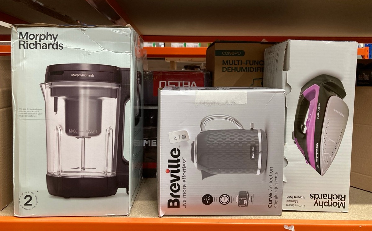 Lot 235  
            Edinburgh SR24 - Delivery Only 

                
QUANTITY OF KITCHEN & APPLIANCES ITEMS TO INCLUDE MORPHY RICHARDS TURBOSTEAM STEA...