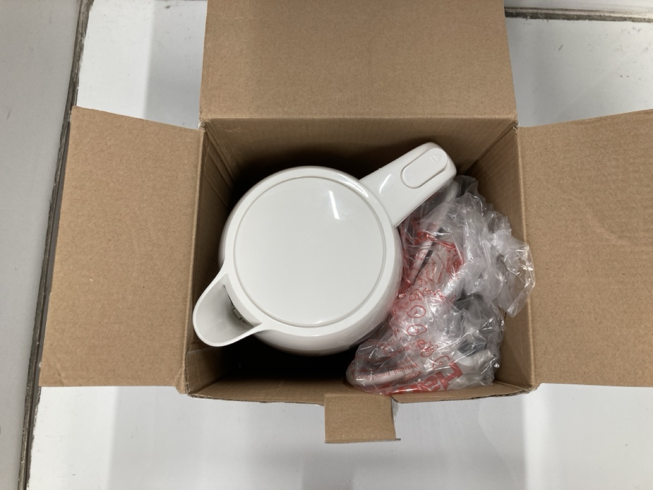 Lot 238  
            Edinburgh SR24 - Delivery Only 

                
QUANTITY OF KITCHEN & APPLIANCES ITEMS TO INCLUDE SWAN SH27010N PLUG-IN FAN HEATE...