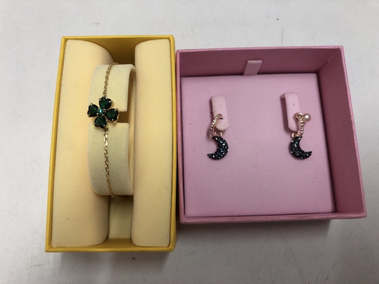 Lot 241  
            Edinburgh SR24 - Delivery Only 

                
SWAROVSKI MOON SHAPED EARINGS & SWAROVSKI CLOVER SHAPED NECKLACE : LOCATION - D RACK