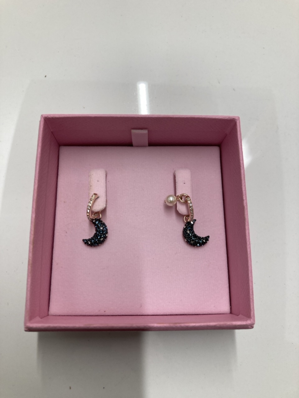 Lot 241  
            Edinburgh SR24 - Delivery Only 

                
SWAROVSKI MOON SHAPED EARINGS & SWAROVSKI CLOVER SHAPED NECKLACE : LOCATION - D RACK