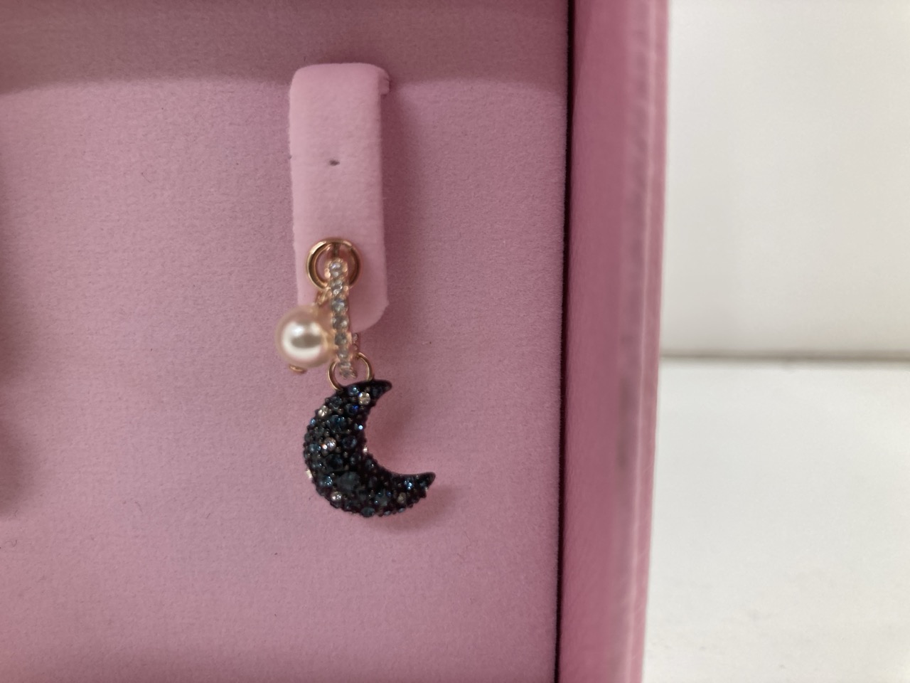 Lot 241  
            Edinburgh SR24 - Delivery Only 

                
SWAROVSKI MOON SHAPED EARINGS & SWAROVSKI CLOVER SHAPED NECKLACE : LOCATION - D RACK
