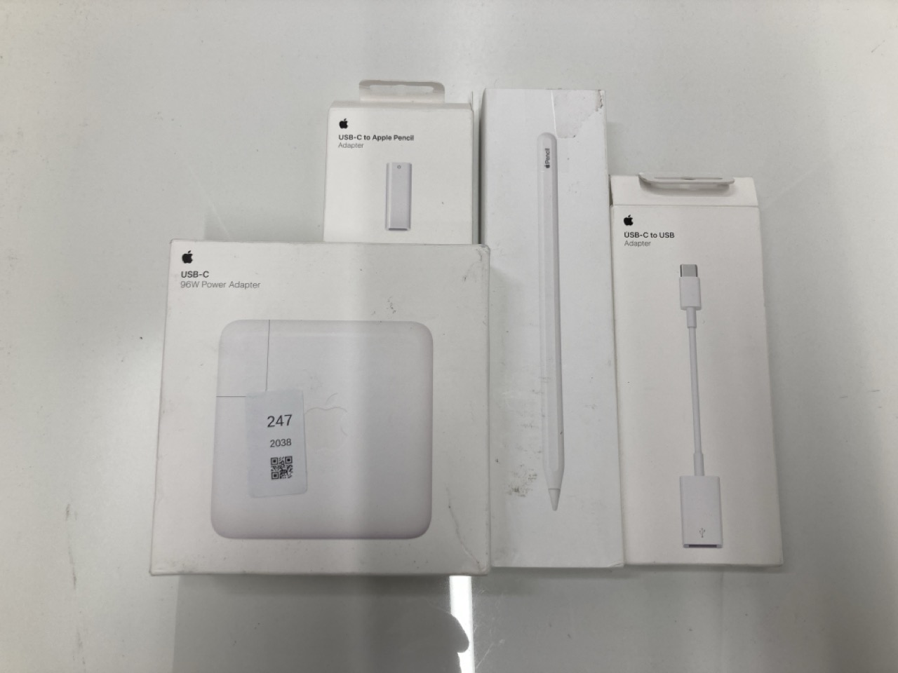 Lot 247  
            Edinburgh SR24 - Delivery Only 

                
QUANTITY OF TECH & GAMING ITEMS TO INCLUDE APPLE USB-C TO APPLE PENCIL ADAPTER: L...